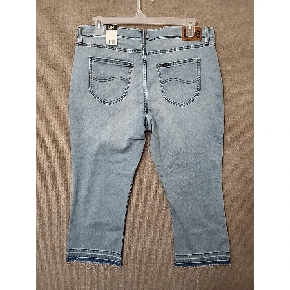Lee Legendary Mid Rise Capri Jeans Womens 18 Light Blue Raw Hem Stretch NEW - Picture 7 of 11